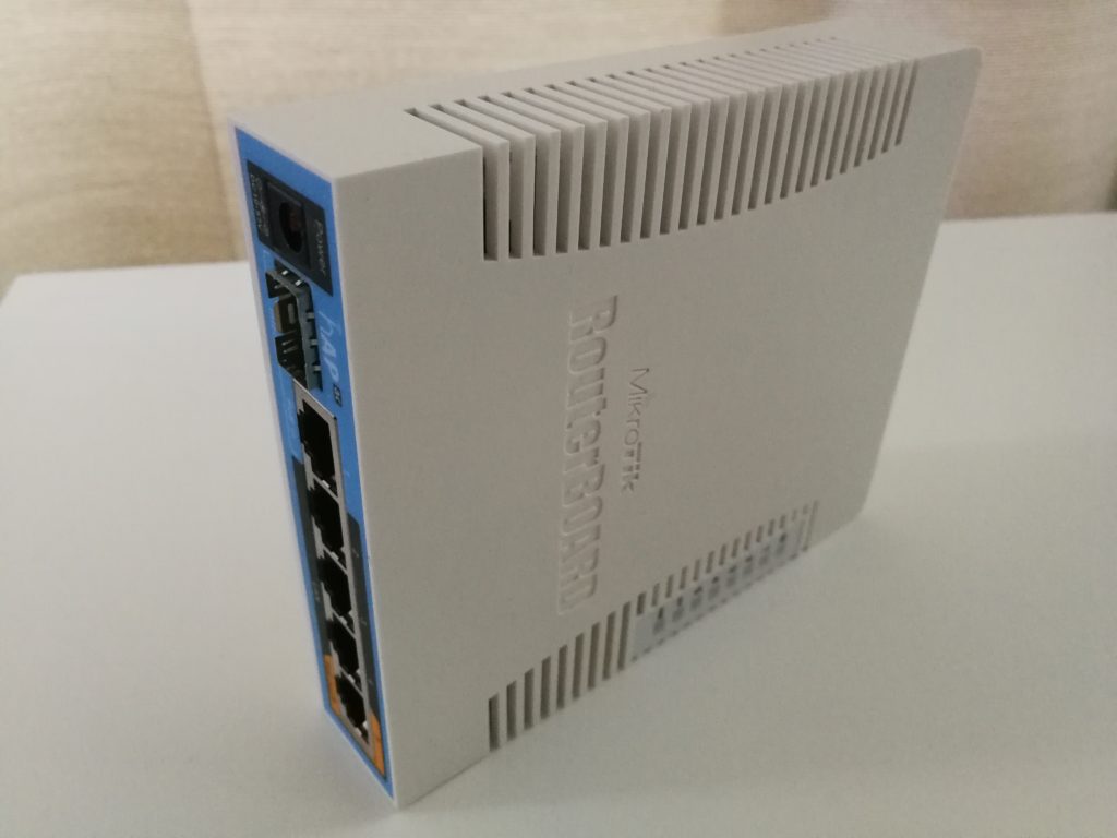 hAP AC - Nopea Dual-Band langaton tukiasema 5:llä Gigabit Ethernet-portilla ja yhdellä valokuituportilla. Lisäksi laitteessa on USB-porttikin.