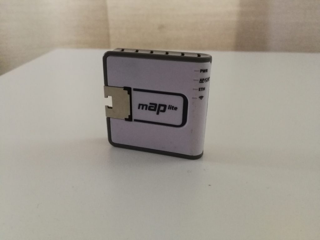 mAP Lite on pienin Mikrotik-reititin. Pienessä tukiasemassa löytyy yksi Ethernet-portti ja soveltuu hyvin matkalle mukaan.